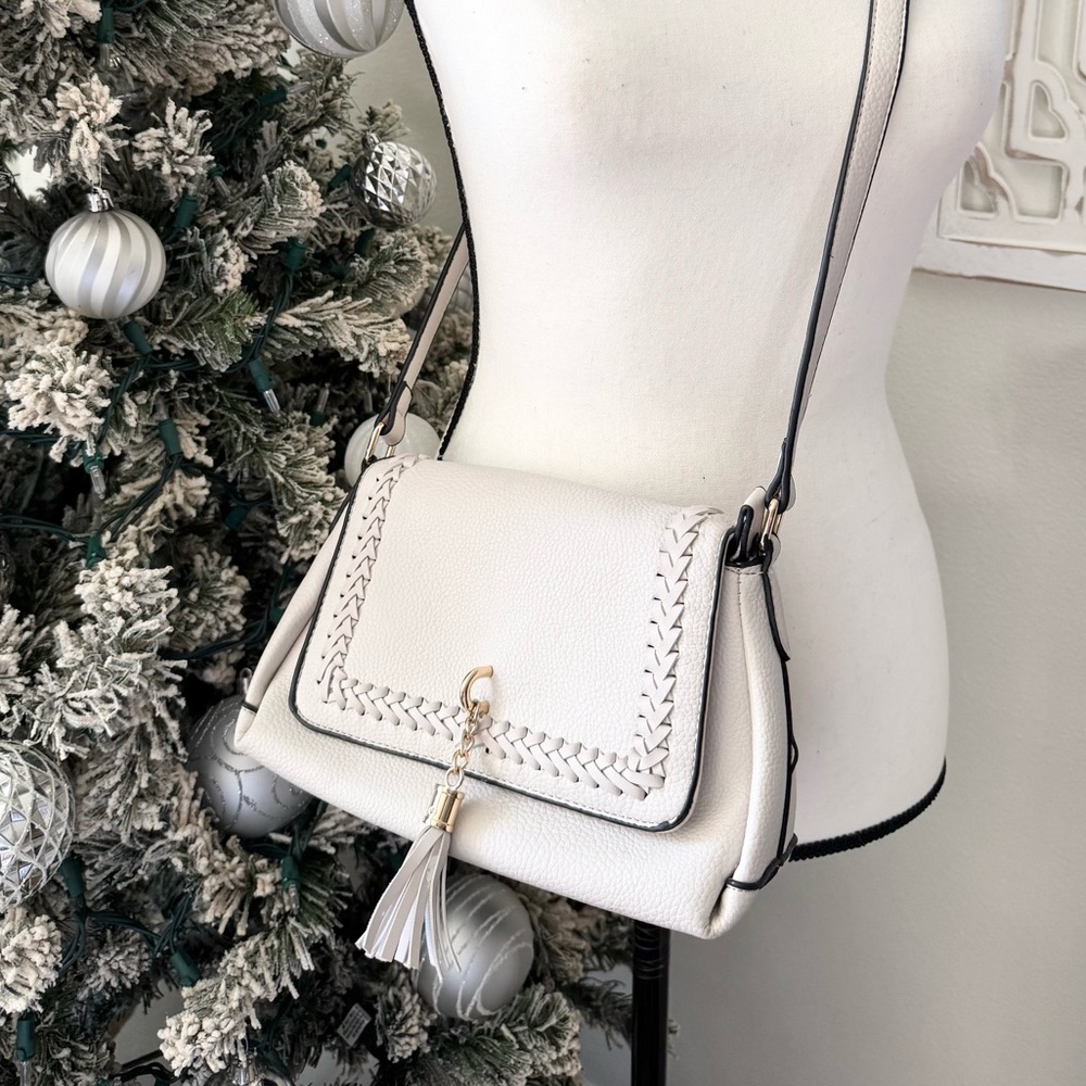 White Purse W/ Tassel - Picture 1 of 5